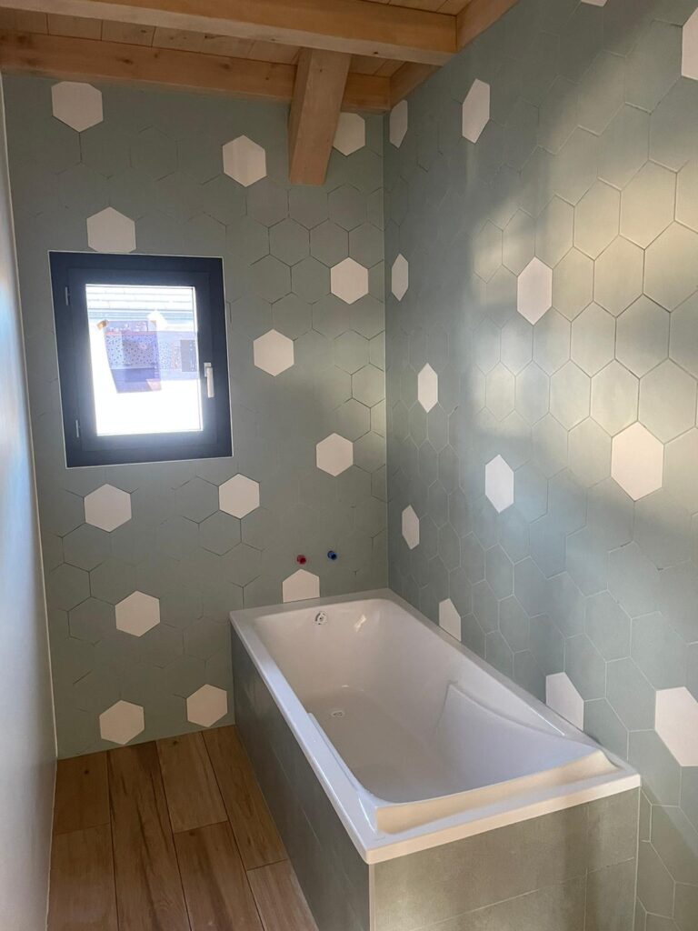Carrelage moderne dans une salle de bains à Douvaine