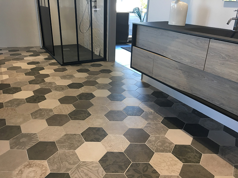 Pose de carrelage en forme hexagonale dans le chablais