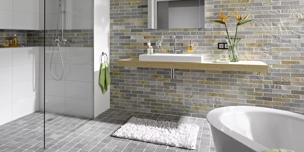 Salle de bains avec du carrelage en mosaique
