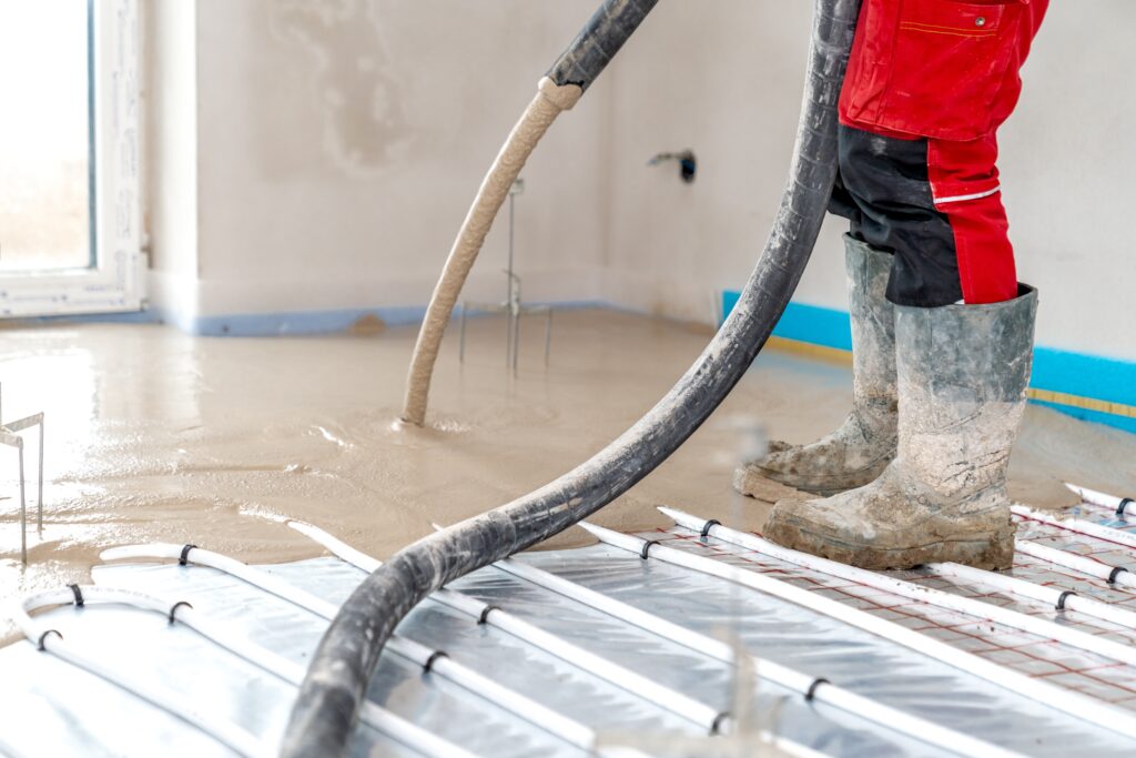 Image de la partie Expertise chapes et isolation qui montre un artisans qui coule une chape liquide