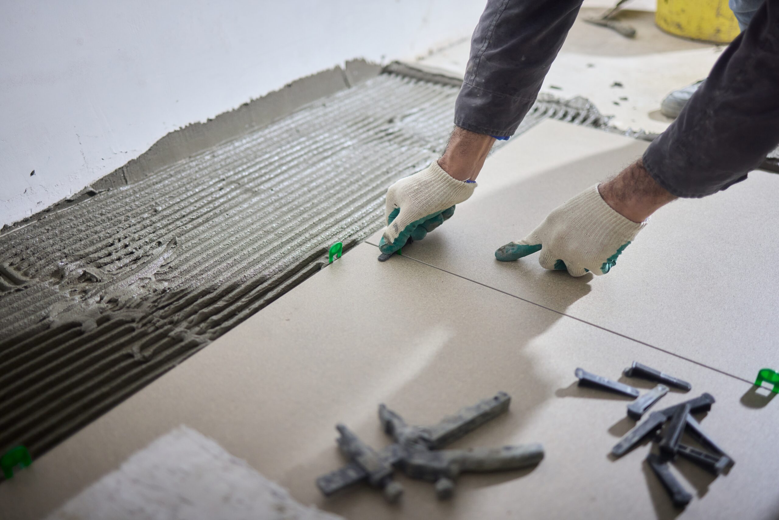 Image de la partie expertise pose de carrelage qui montre un carreleur qui pose du carrelage