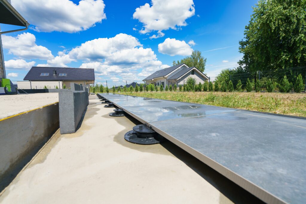 Image de la partie expertise chapes et isolation qui montre une ose de dalles pour une terrasse
