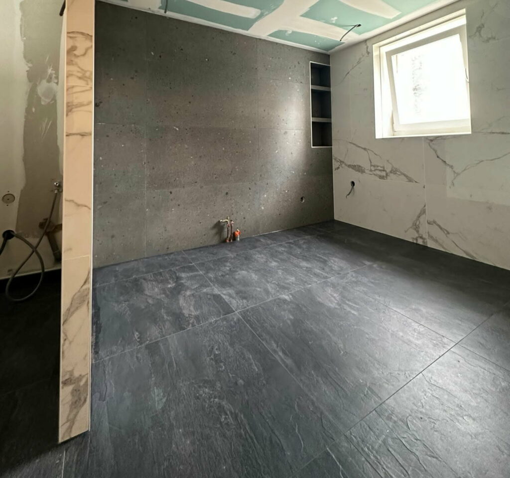 Détails des carreaux dans une salle de bains à Bons-en-Chablais