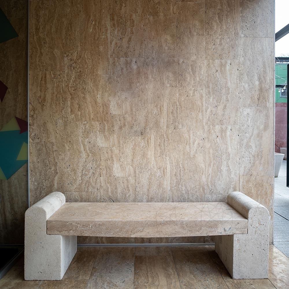 Banc en travertin à Annemasse