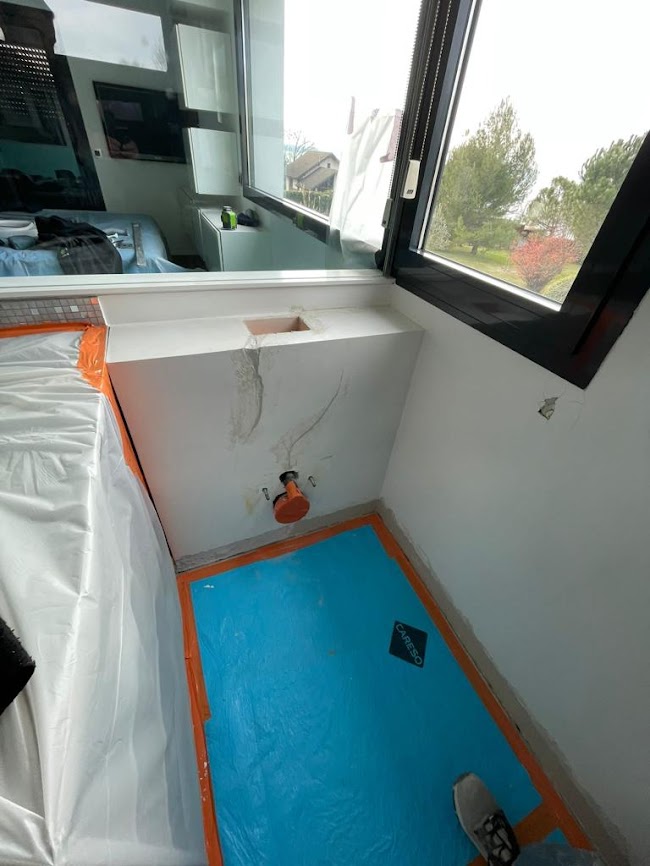 chantier de rénovation de carrelage dans un salon à Thonon-les-Bains