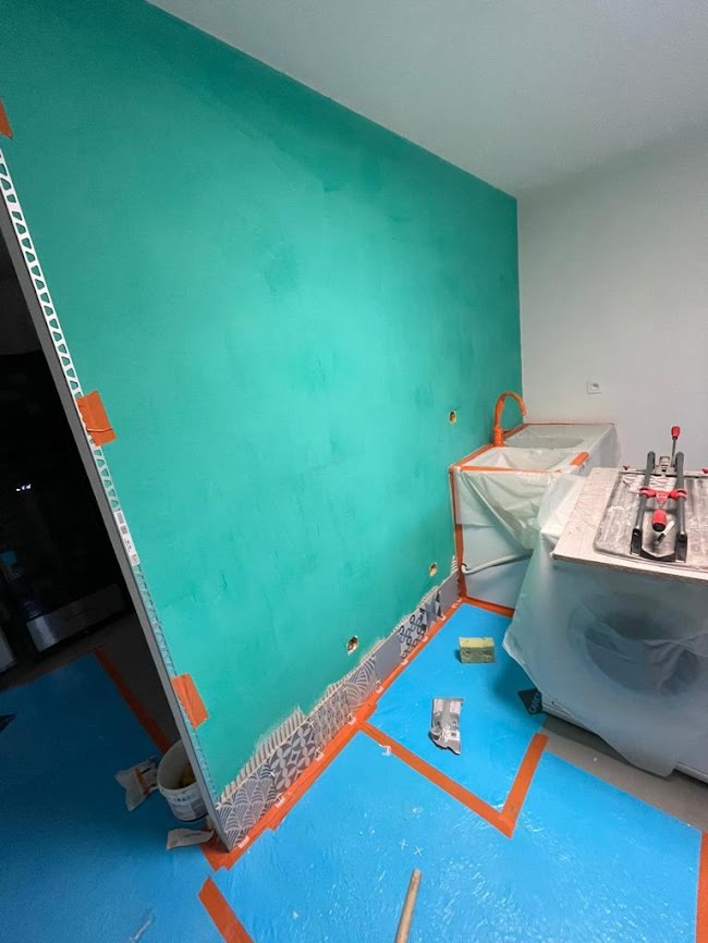 chantier de rénovation de carrelage dans une buanderie à Thonon-les-Bains
