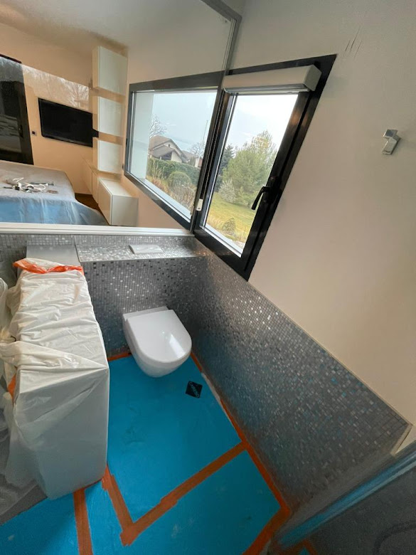 toilette avec carrelage en mosaïque à Thonon-les-Bains