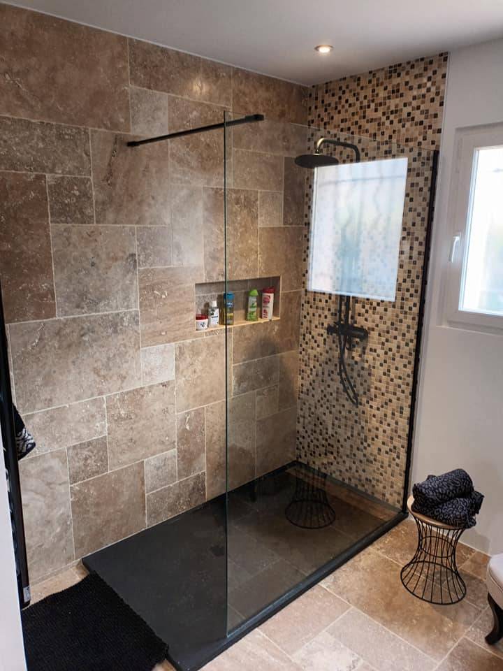 Douche en travertin à Annemasse