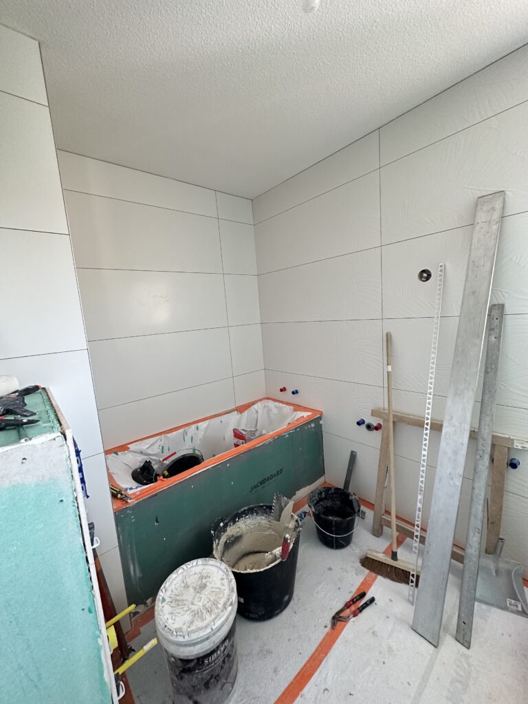 carrelage blanc mural dans une salle de bains à Douvaine