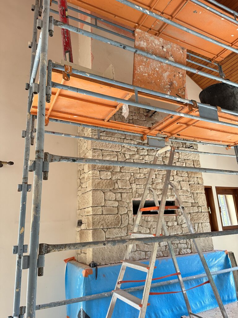 Pendant l'habillage de cheminée en parements à Bons-en-Chablais