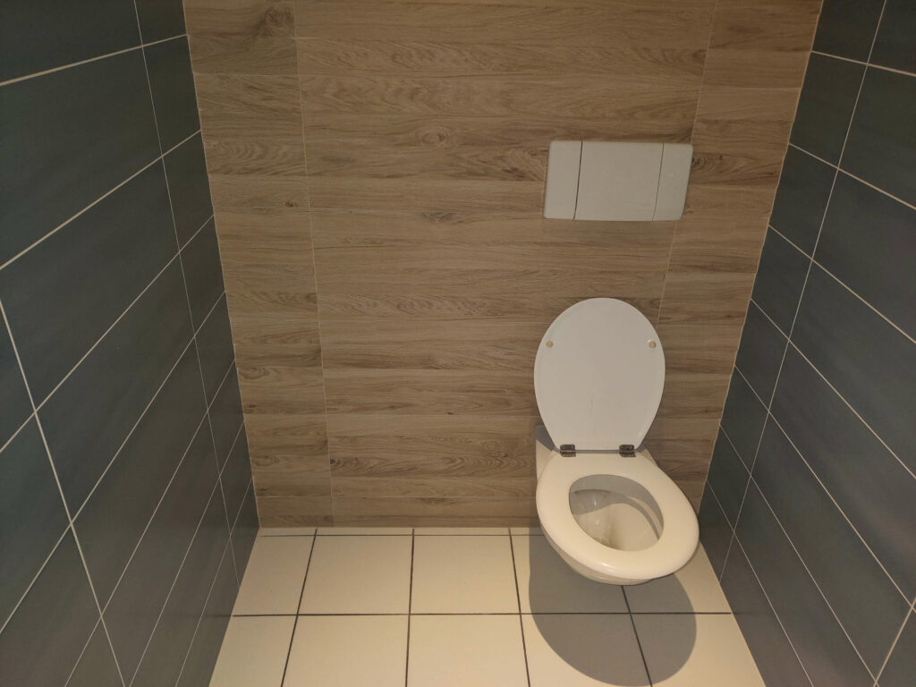 Finitions des sanitaires rénovés à Sciez