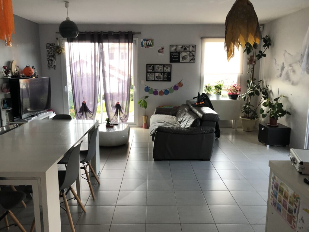 Salon avec nouveau carrelage à Bons-en-Chablais
