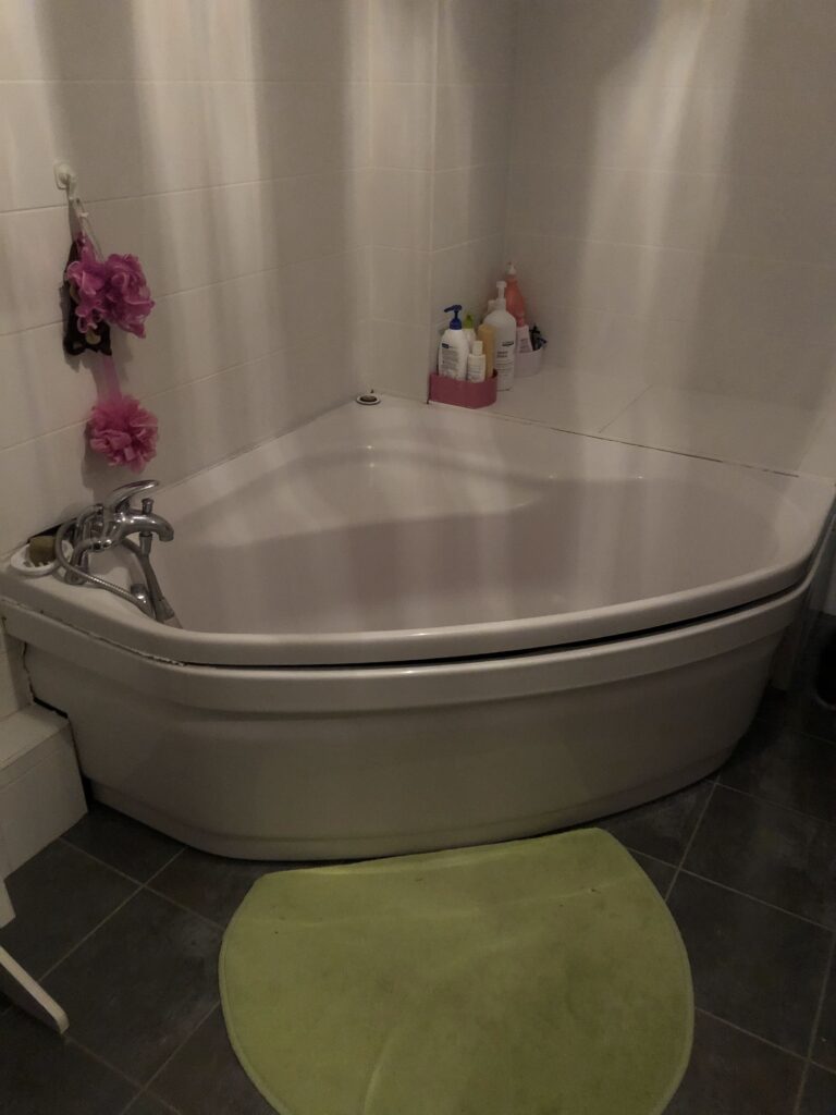 Carrelage moderne dans une salle de bain à Bons-en-Chablais