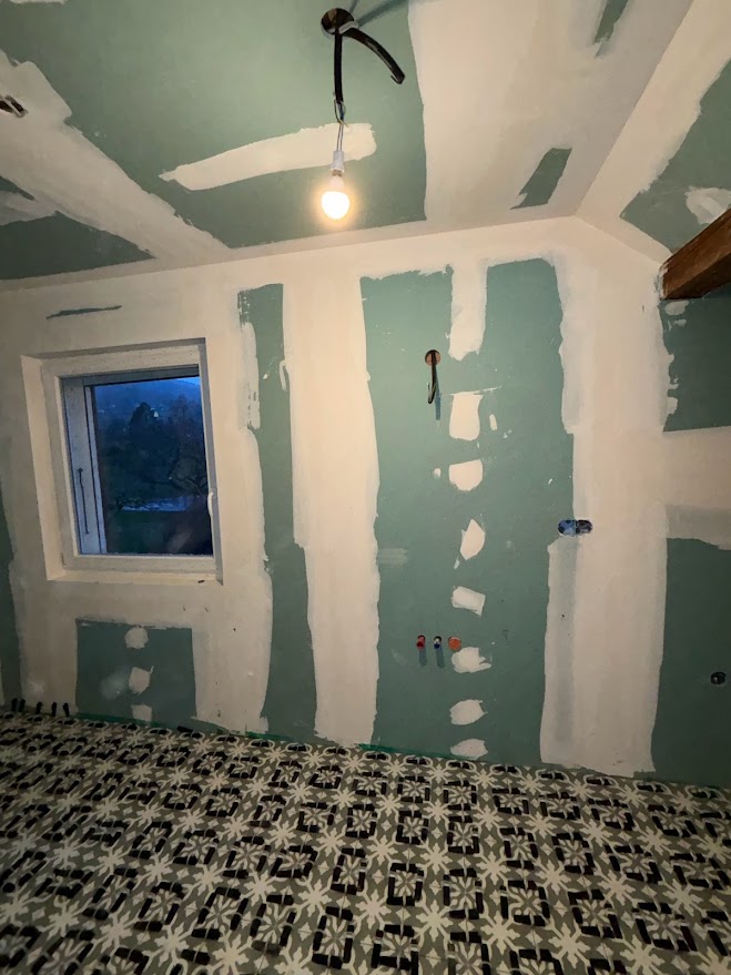 Carrelage moderne dans la pièce à vivre à Bons-en-Chablais