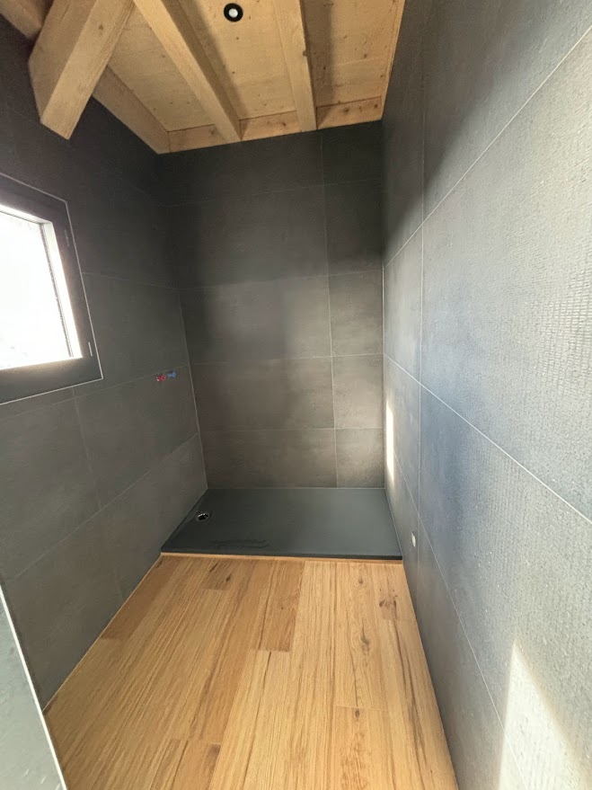 Carrelage harmonieux dans une chambre à Douvaine