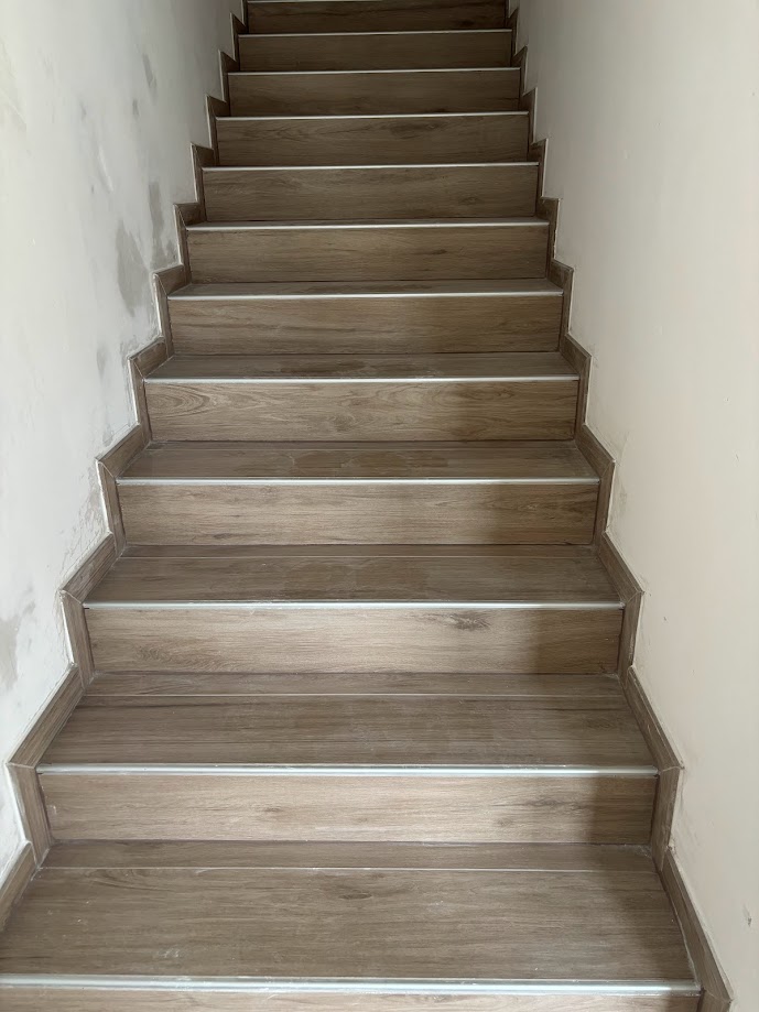 Pose de carrelage dans un commerce à Douvaine