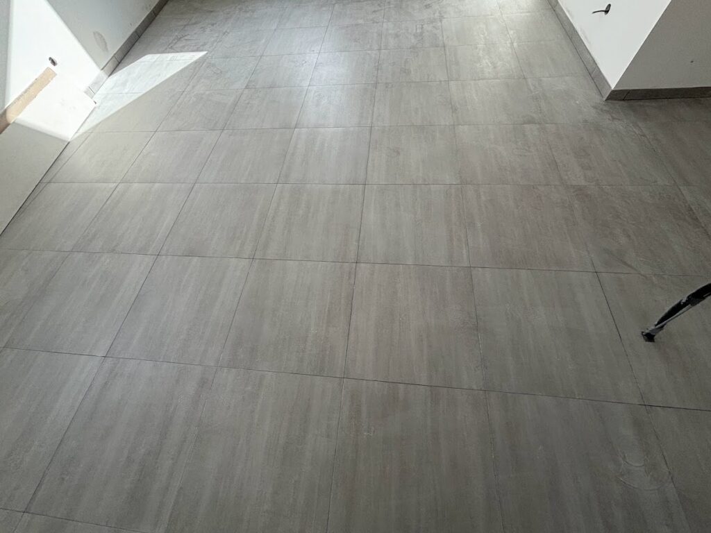 Carrelage moderne dans un commerce à Douvaine