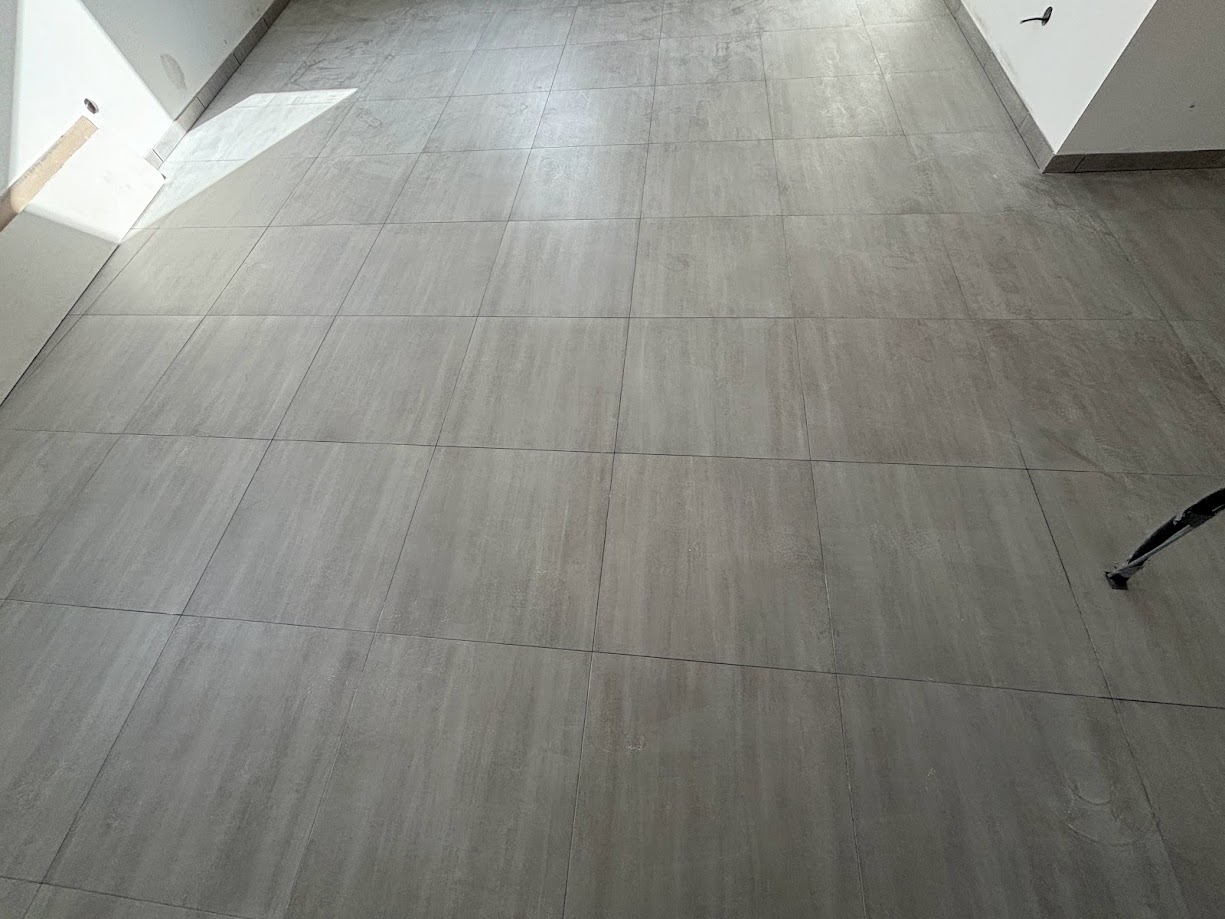 Carrelage moderne dans un commerce à Douvaine