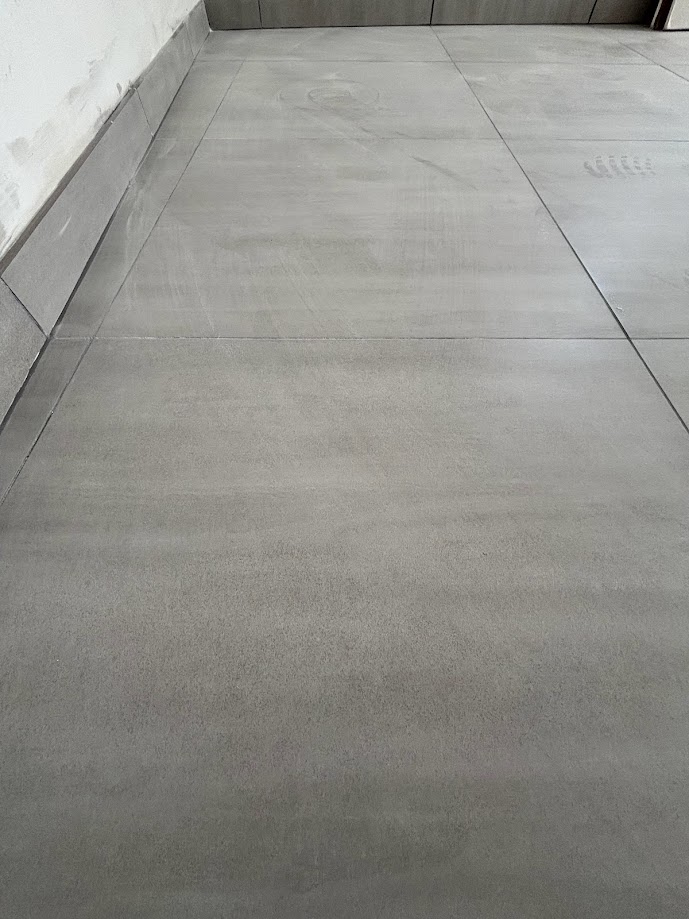 Finitions du carrelage dans un commerce à Douvaine