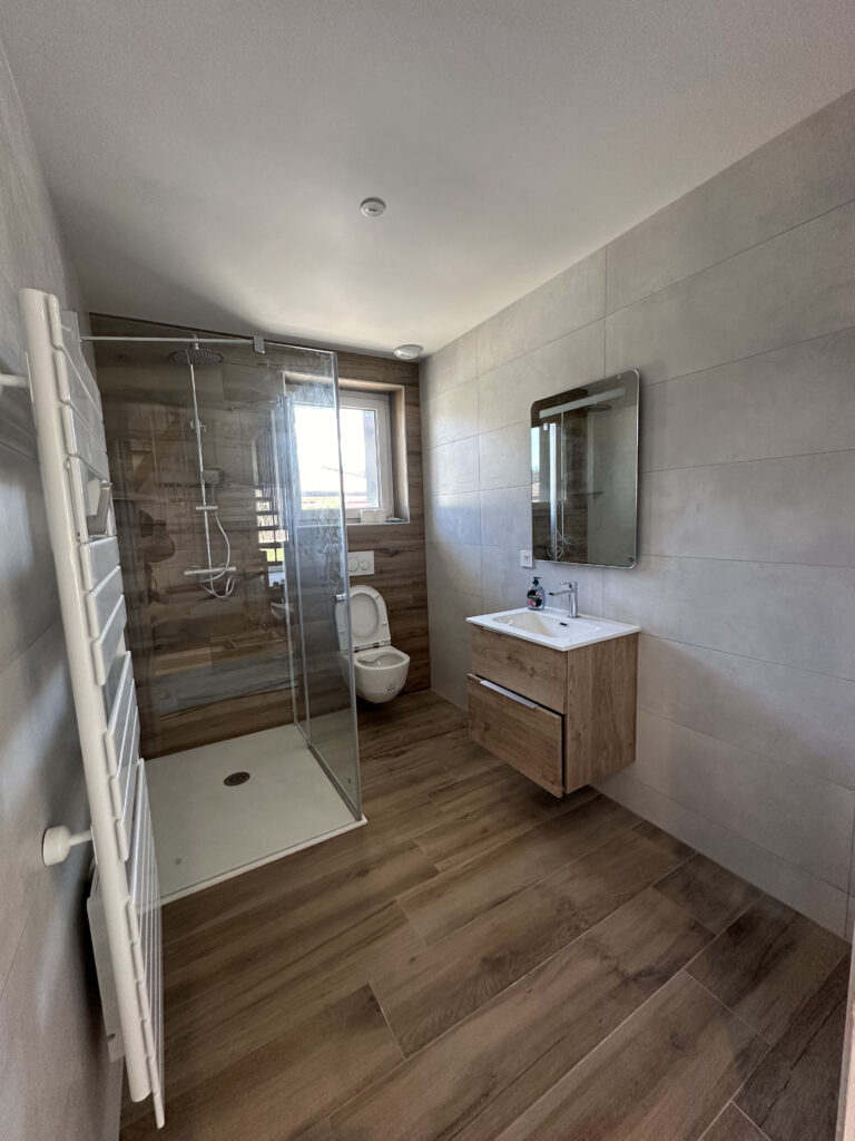 Salle de bains après la création à Veigy