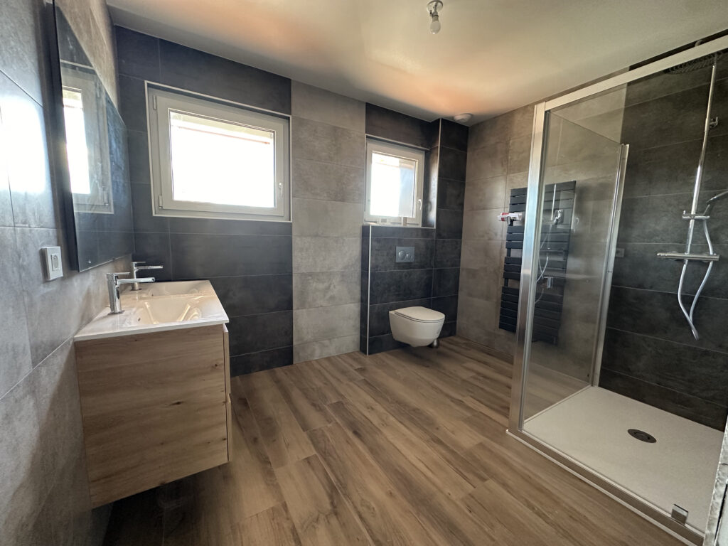 Salle de bains de la chambre parentale après la rénovation à Veigy