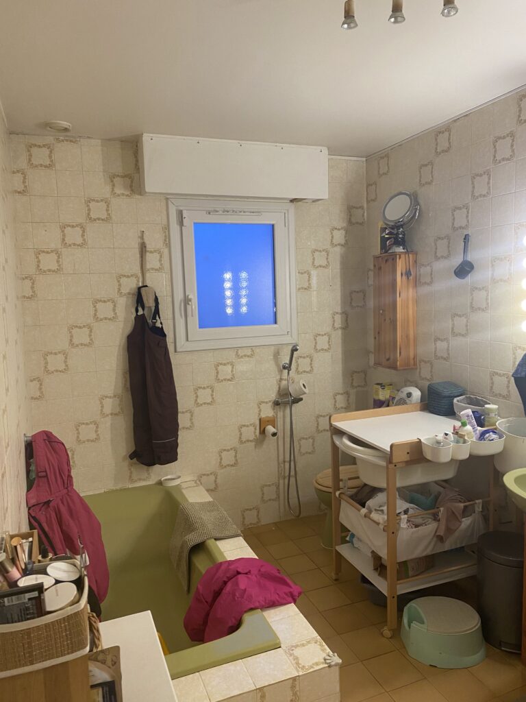 salle de bain avant rénovation à Douvaine