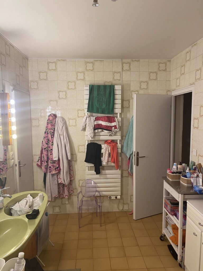 salle de bain avant rénovation à Douvaine