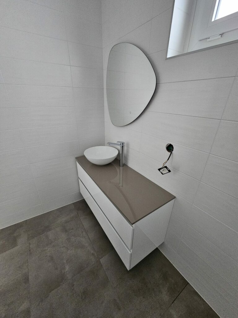 Salle de bains après la rénovation à Évian - autre petite vue