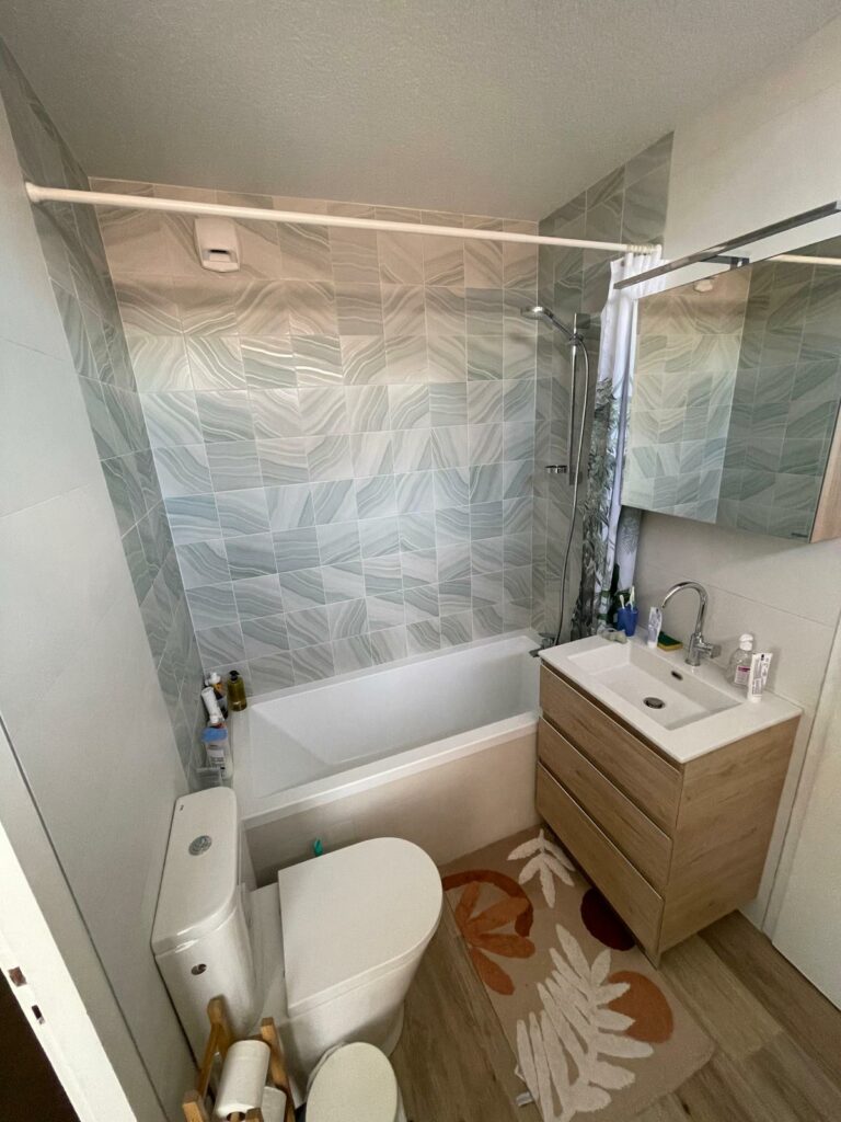 Salle de bain moderne à Thonon-les-Bains après rénovation