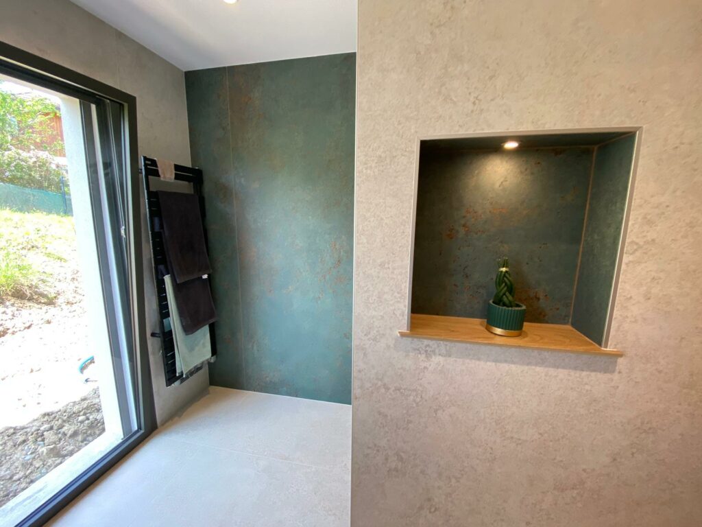 Carrelage grand format dans une salle de bain moderne à Bons-en-Chablais