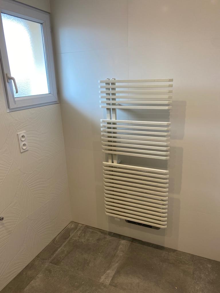 vue d'ensemble d'une salle de bains à Douvaine