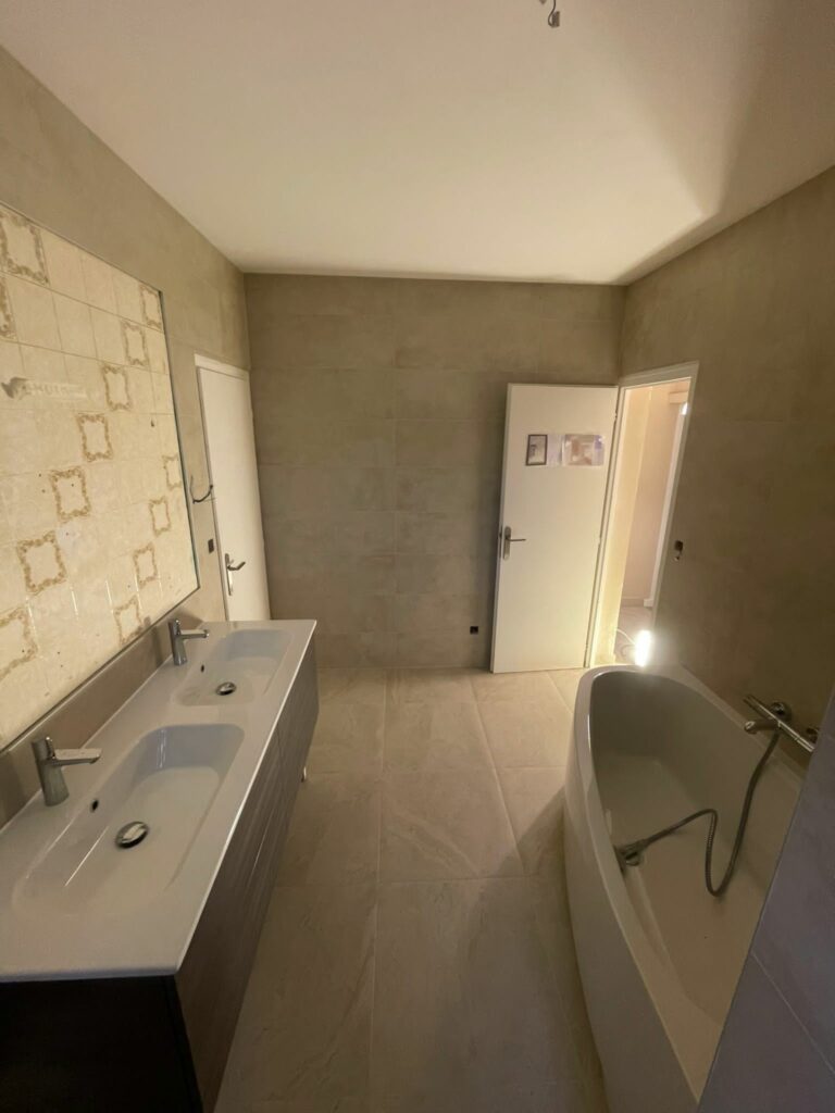 Après rénovation de salle de bains à Douvaine