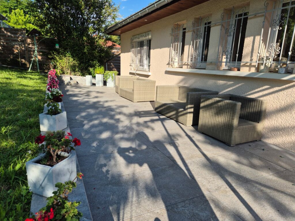 Terrasse après la pose de carrelage à Annemasse