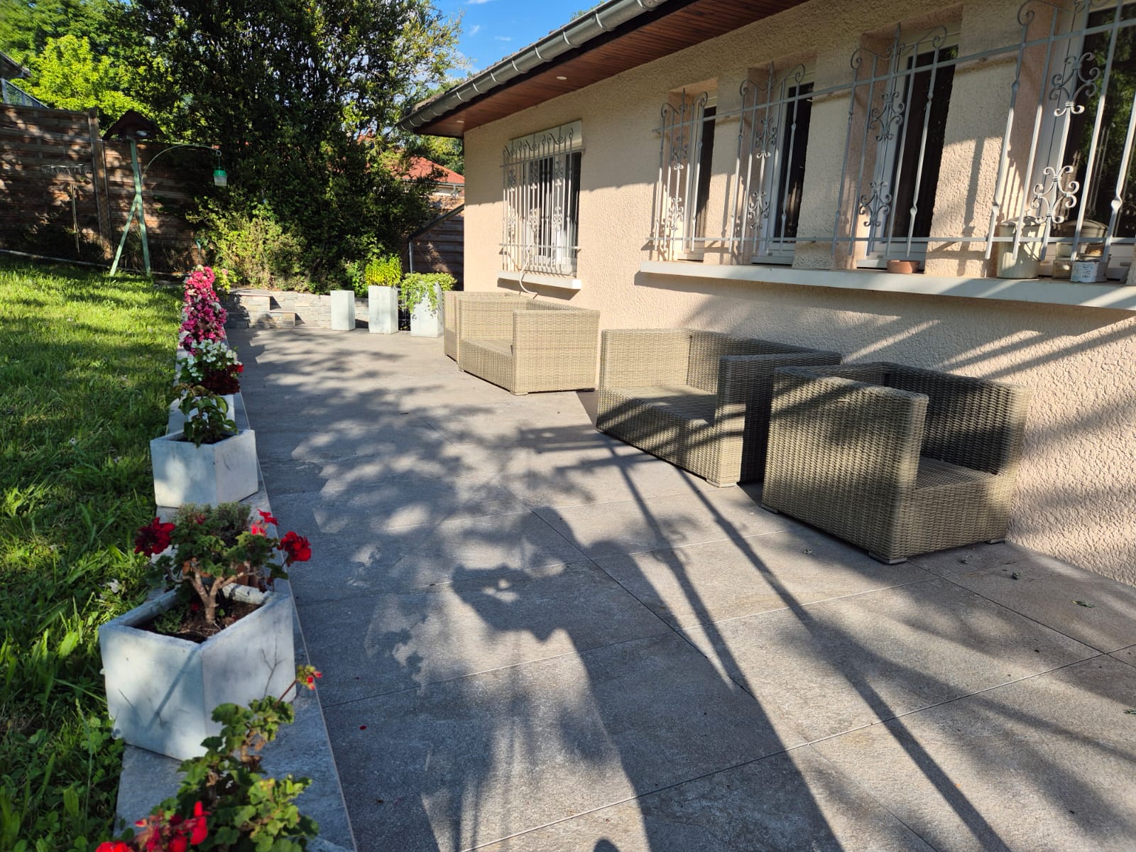 Terrasse après la pose de carrelage à Annemasse
