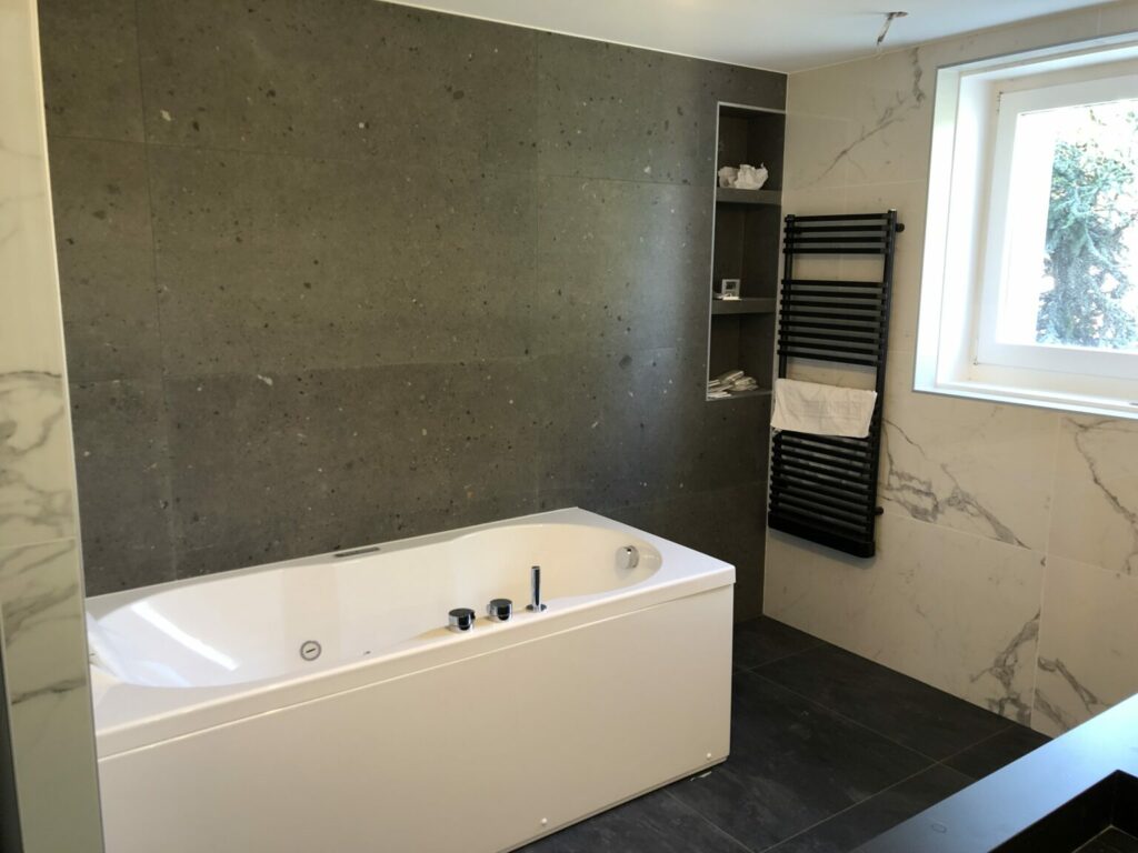 Installation de nouvelles canalisations dans une salle de bains à Bons-en-Chablais