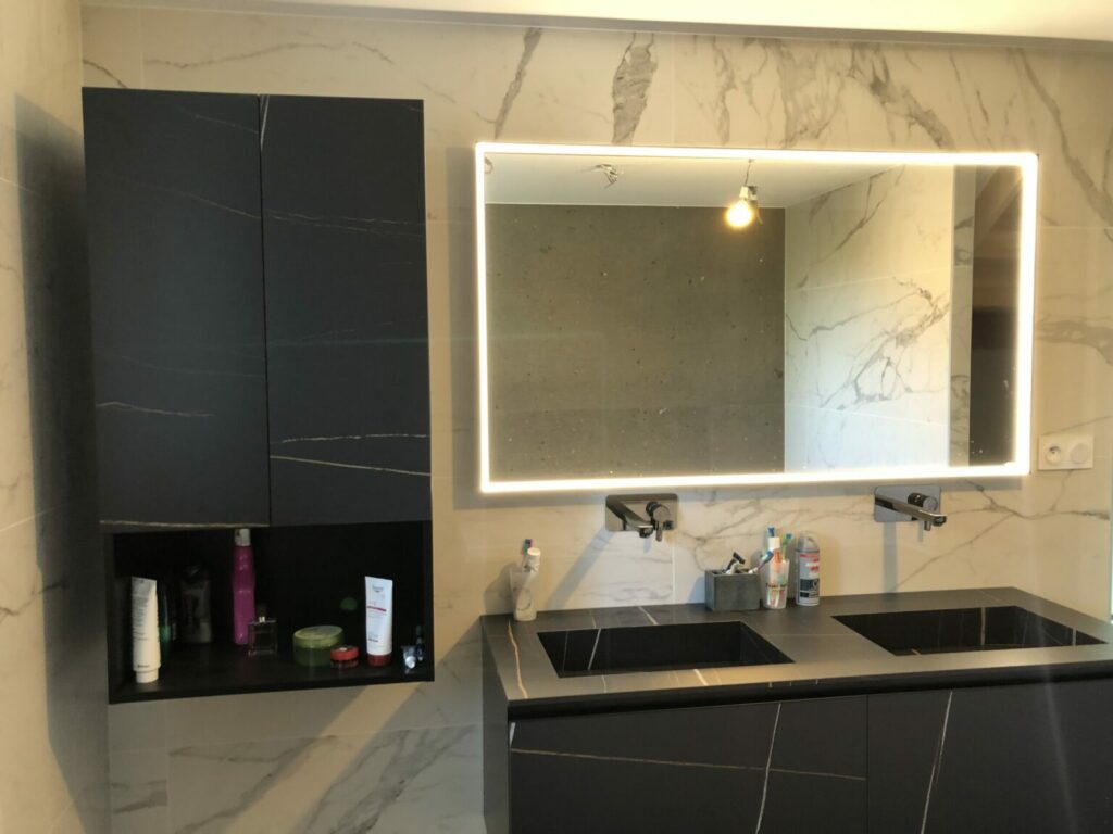 Salle de bains rénovée à Bons-en-Chablais avec mobilier moderne