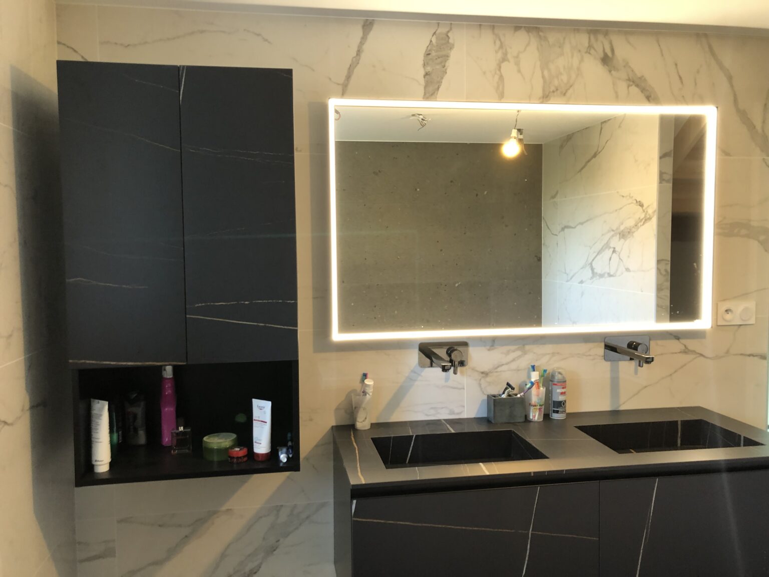 Salle de bains rénovée à Bons-en-Chablais avec mobilier moderne