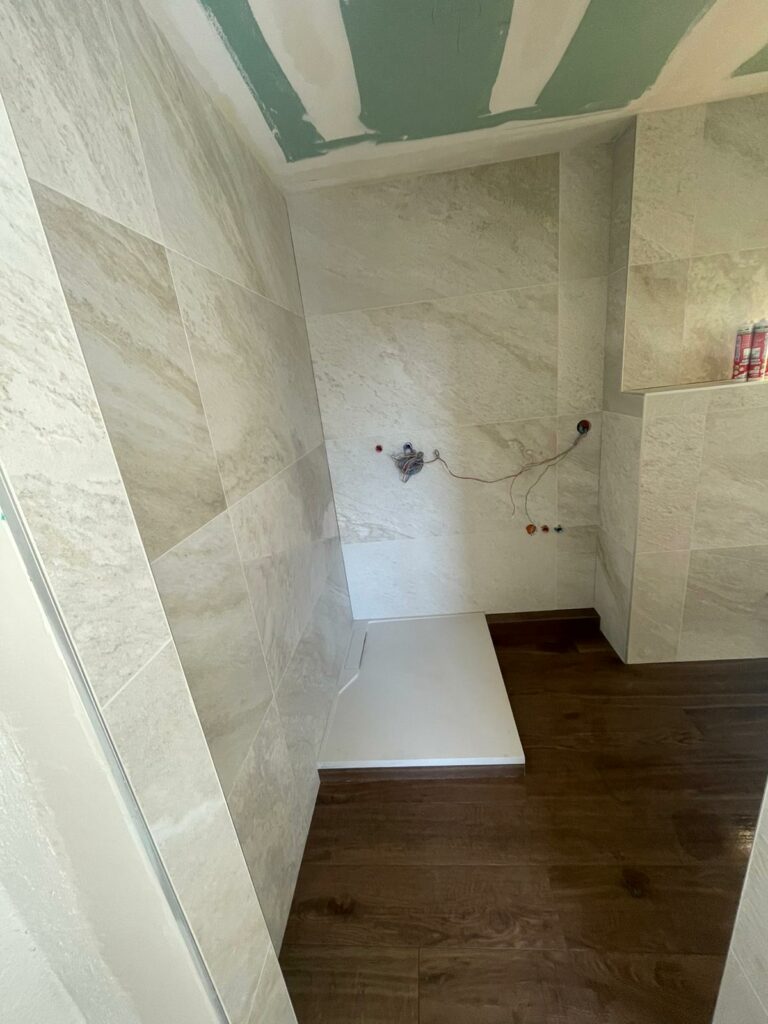 Design moderne dans la salle de bain rénovée à Douvaine