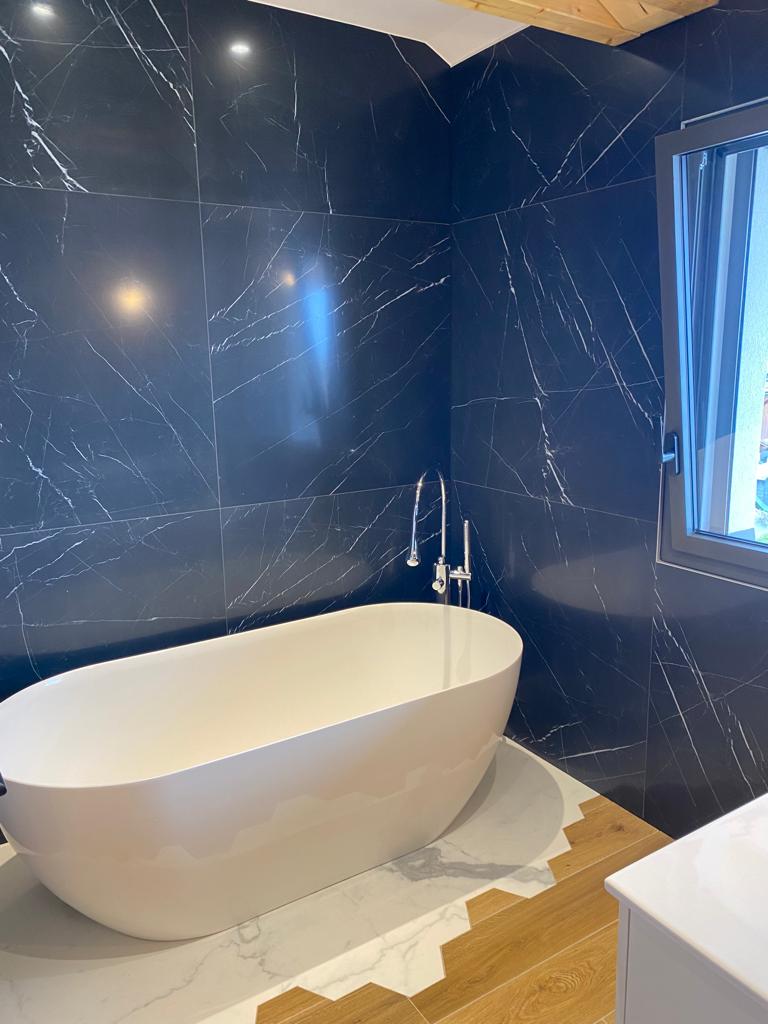 carrelage dans une salle de bain avec baignoire à Bons-en-Chablais