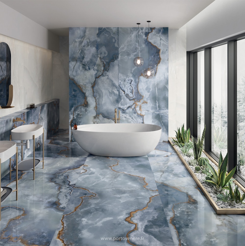 Carrelage effet marbre bleu dans une salle de bains à Douvaine