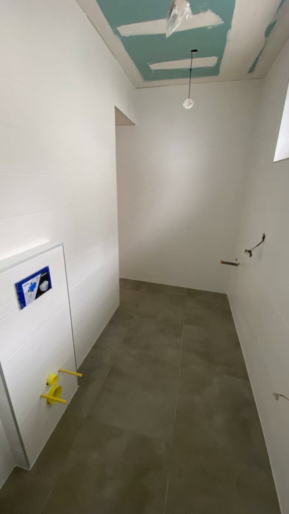 Salle de bains en cours de rénovation à Évian - autre angle