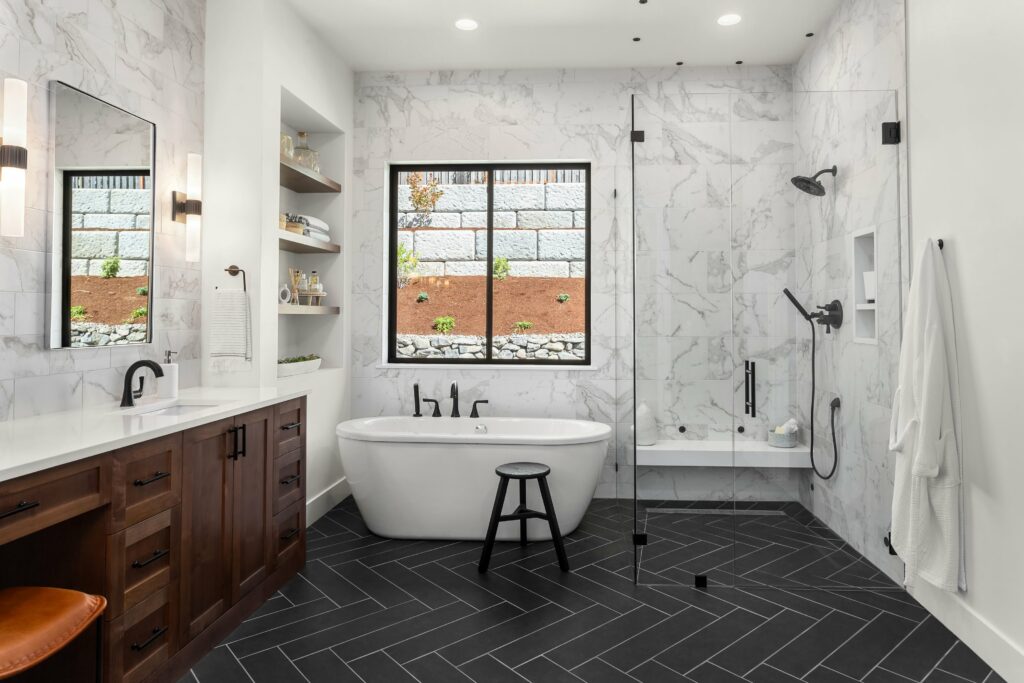 Carrelage en chevrons dans une salle de bains à Thonon