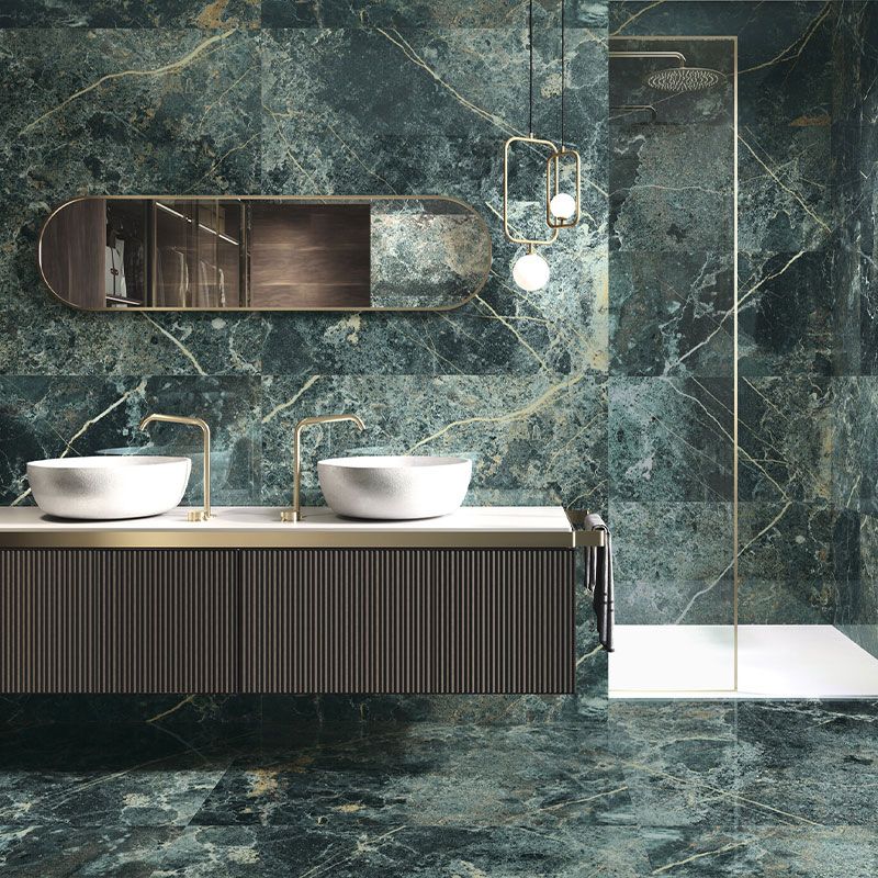 Carrelage en marbre vert dans une salle de bains à Douvaine