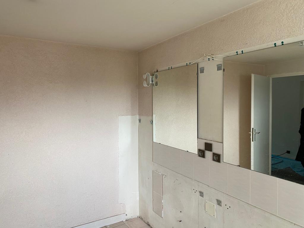 Éclairage moderne dans une salle de bains à Bons-en-Chablais