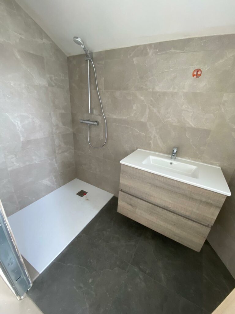 Salle de bains après la rénovation à La Roche-Sur-Foron