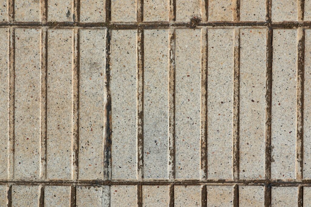 Carrelages en pierre naturelle installés dans un espace de vie à Bons-en-Chablais