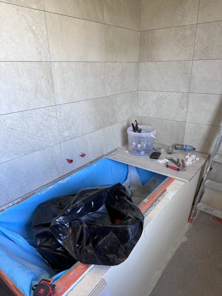 Salle de bain rénovée avec carrelage moderne à Bons-en-Chablais