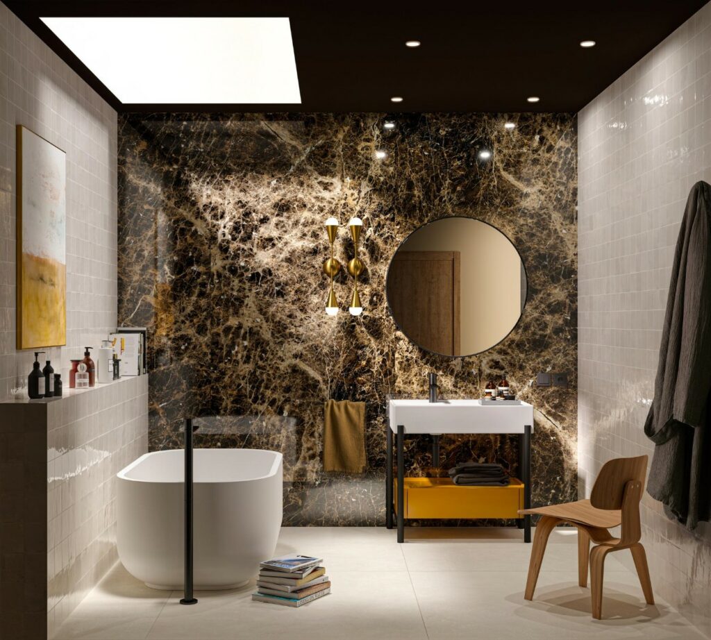 Carrelage effet marbre marron dans une salle de bains à Douvaine