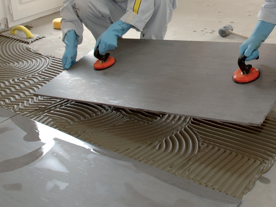 Pose de carrelage avec ventouse à Annemasse