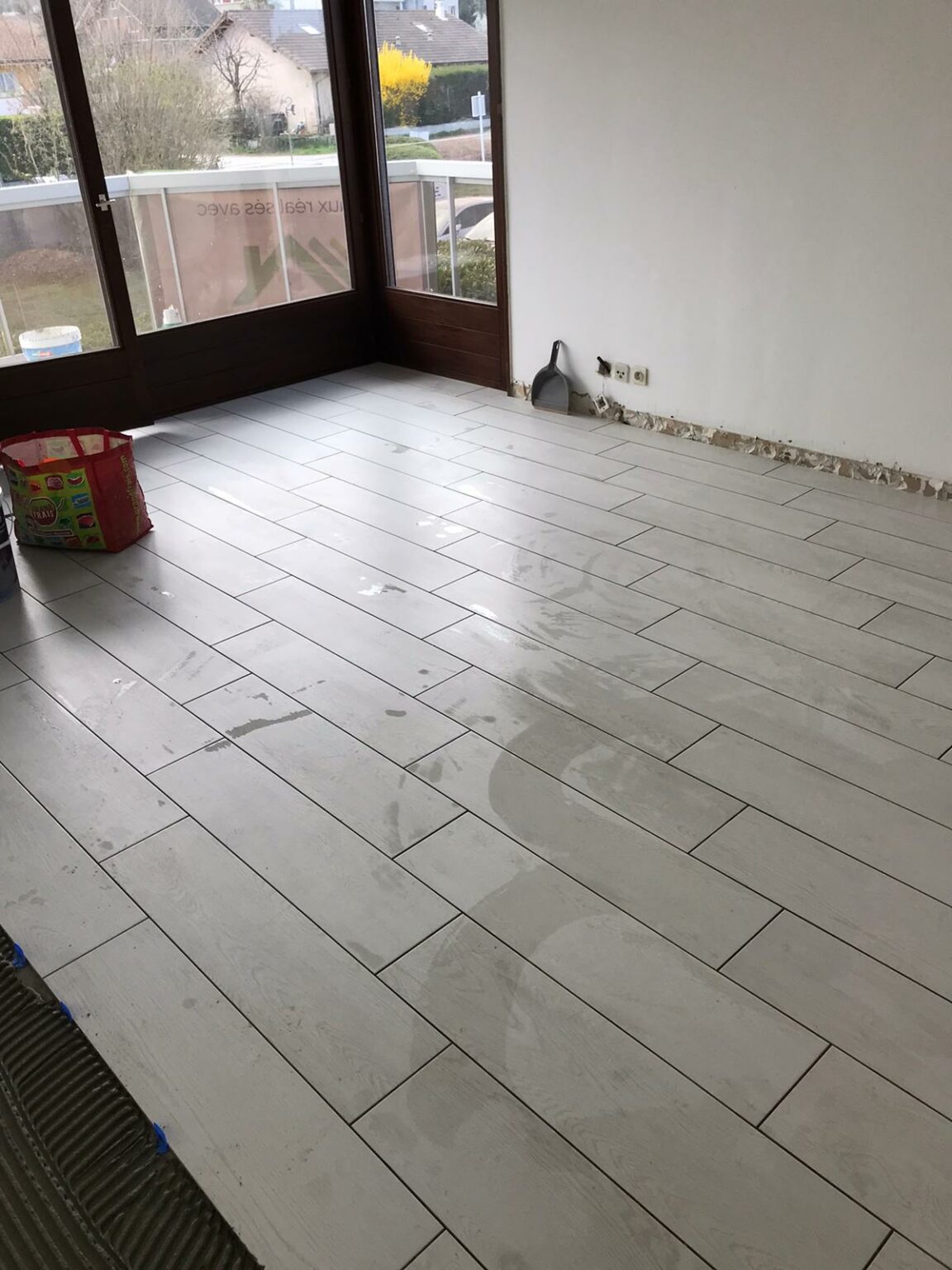 Rénovation sol carrelage imitation parquet à Douvaine